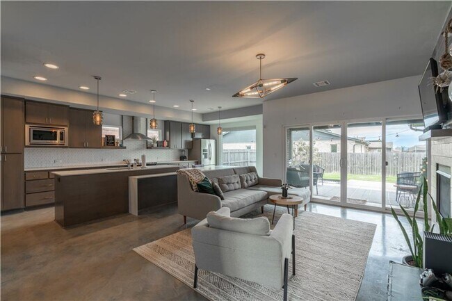 Foto del edificio - Welcome home to this Contemporary Home Des...