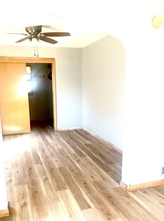 Building Photo - 2 Bed 1 Bath Single Family Home - Includes Garage