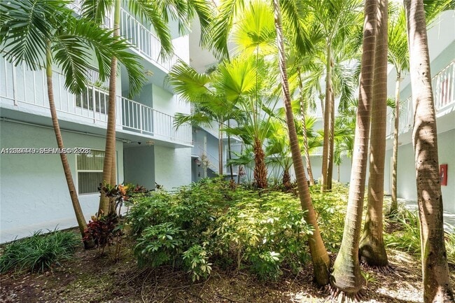 Building Photo - 405 S Pine Island Rd