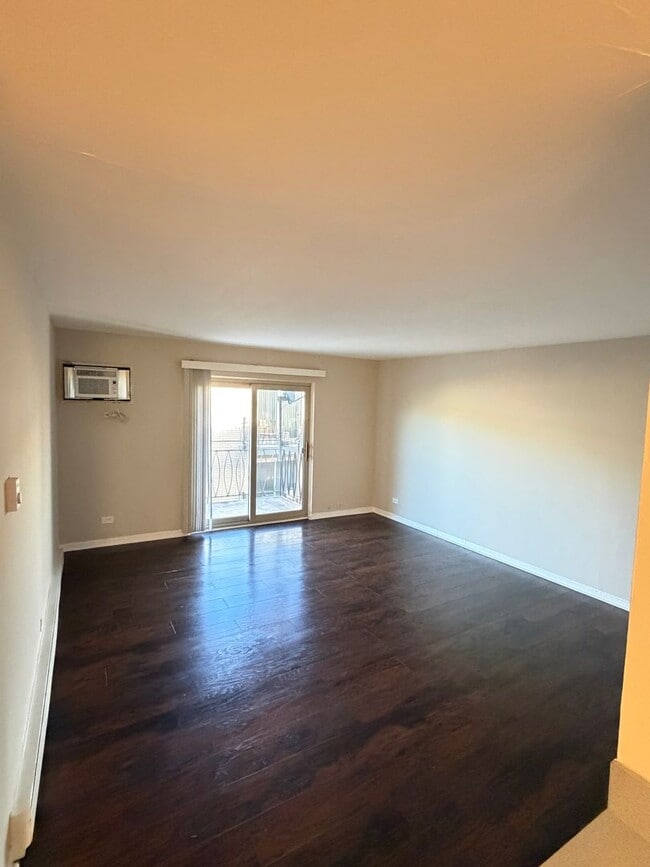 Building Photo - 1 Bed One Bath in DOWNTOWN Forest Park!!!