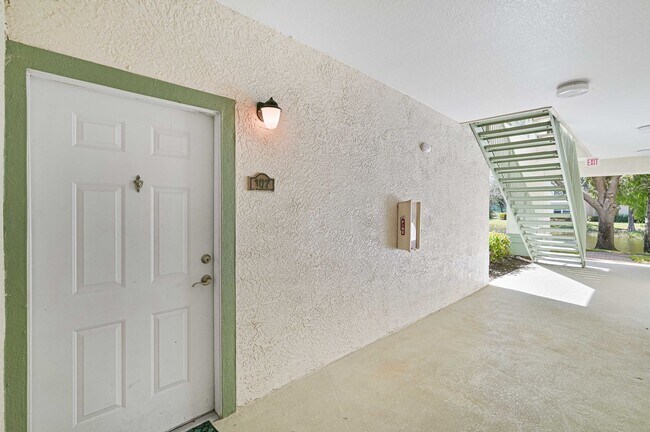 Foto del edificio - AVAILABLE January 2026 - 1/1 Condo - Across from Coconut Point - No Pets