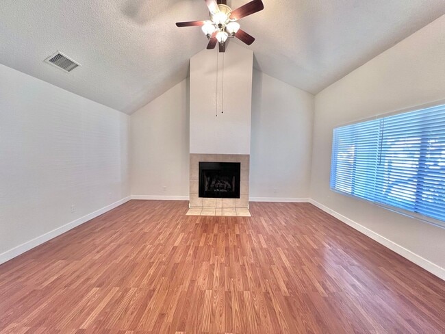 Building Photo - Updated 4-Bedroom, 2-Bath Home for Rent in...