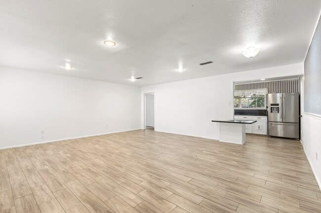 Building Photo - 1418 E Cres Dr