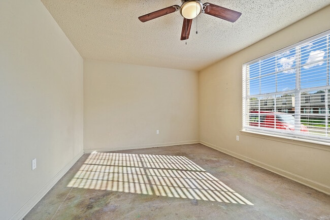 Building Photo - 1077 N Donmoor Ave