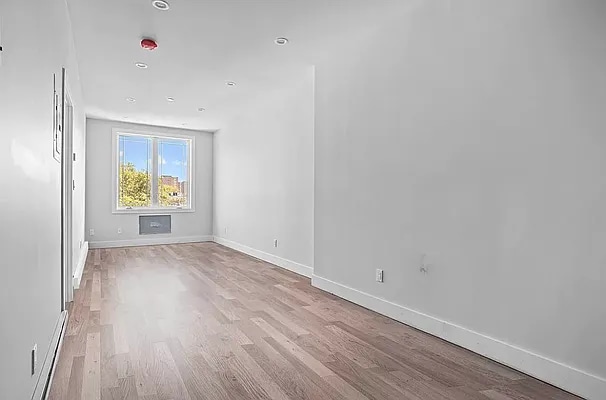 Primary Photo - 2057 Strauss St