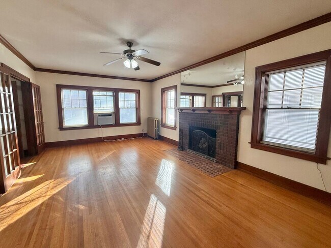 Foto del edificio - Massive 4 Bedroom, 2 Bath Brick Home