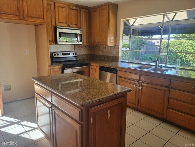 Building Photo - 3 br, 3 bath House - 5245 Somerset St