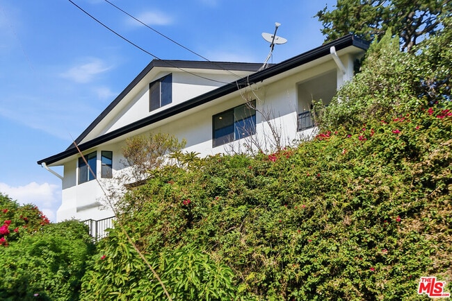 Foto del edificio - 1301 Angelus Ave