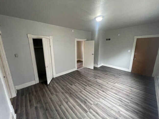 Building Photo - 2421 S 5th Pl