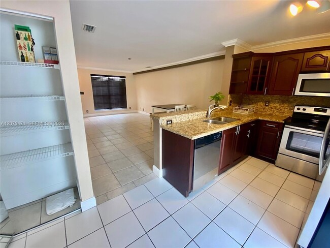 Building Photo - 2864 S Cambridge Ln