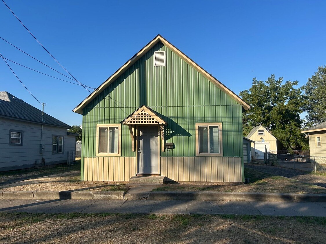 Foto principal - 3 bedroom house close to shopping.