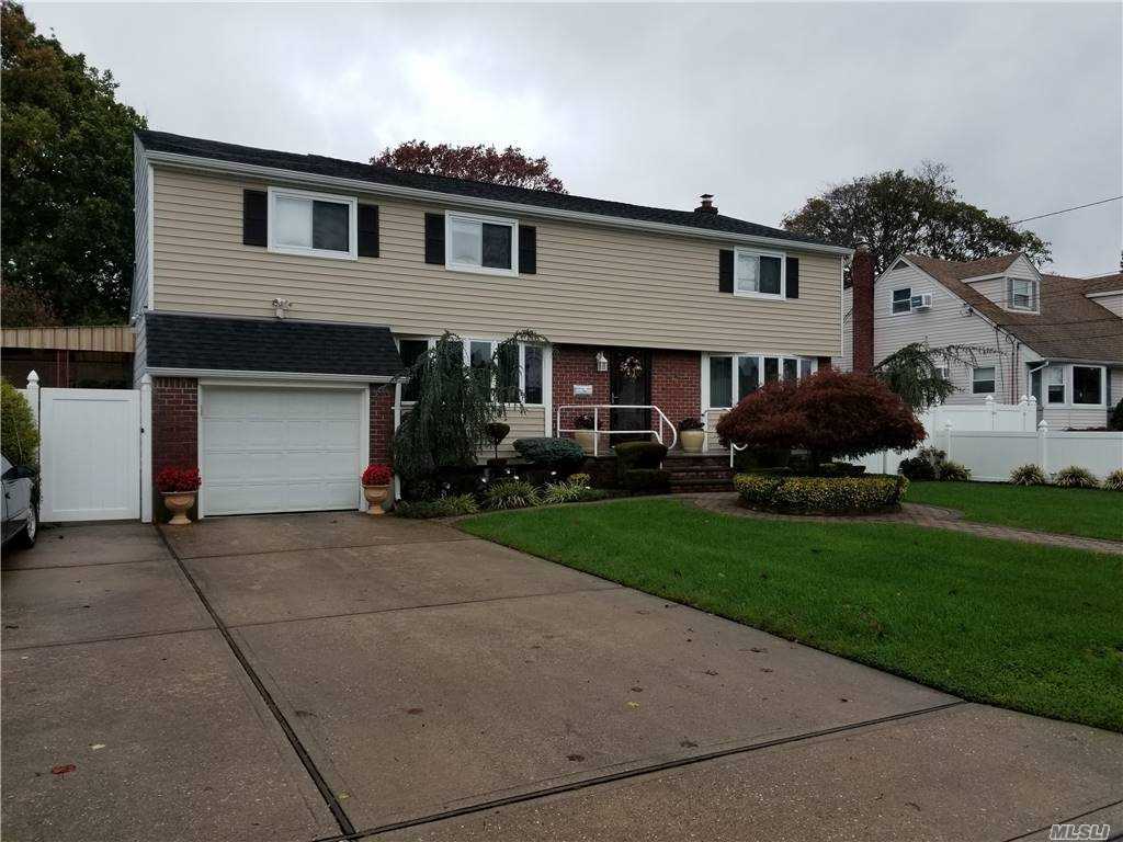 34 Cayuga Ave, Deer Park, NY 11729 Room for Rent in Deer Park, NY
