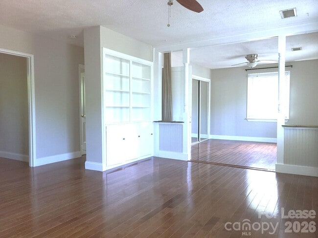 Foto del edificio - 557 Wakefield Dr