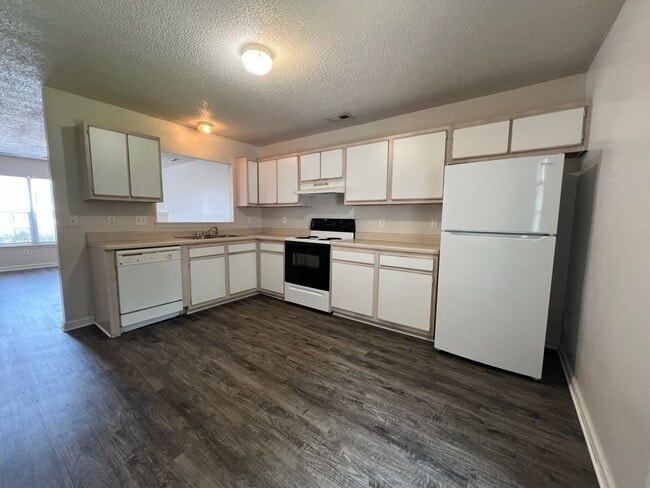 Building Photo - Conveniently Located 2 Bedroom, 2.5 Bath T...