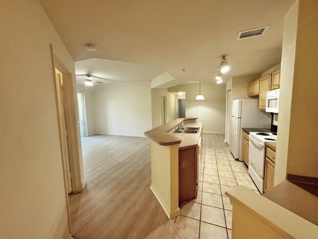 Building Photo - First floor, 3BR/2BA with garage Villa San Marco Condo