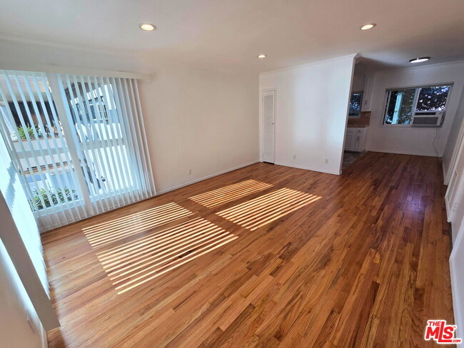 Foto del edificio - 1438 S Barrington Ave