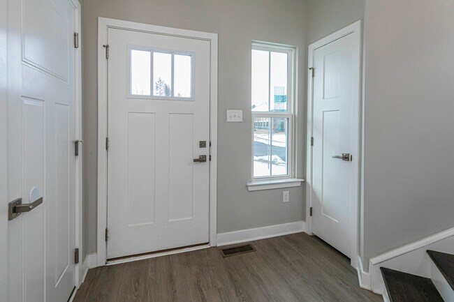 Foto del edificio - 2410 Lenox Dr