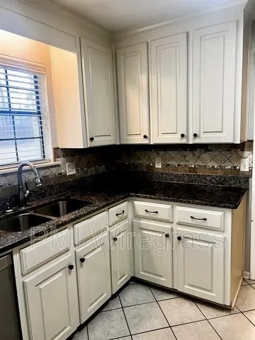 Building Photo - 3 bedroom 2 bathrooms single family home l...
