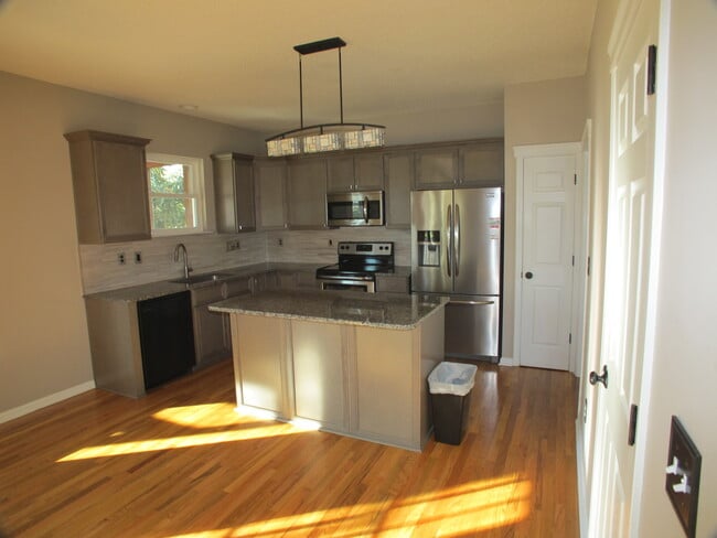 Foto del edificio - Gorgeous Modern. 2 story 4 bed., 2.5 bath ...