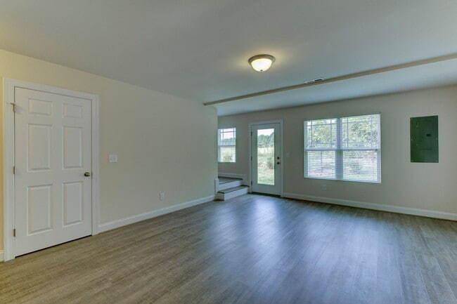 Building Photo - Two Story Townhome!