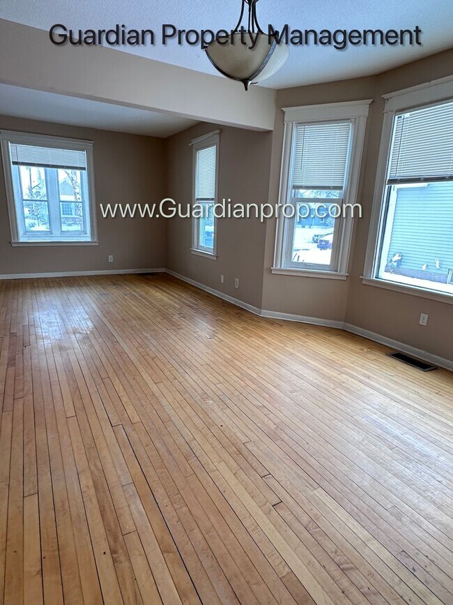 Foto del edificio - Spacious Two Bedroom Single Family Home, Hardwood Floors, W/D, Dishwasher
