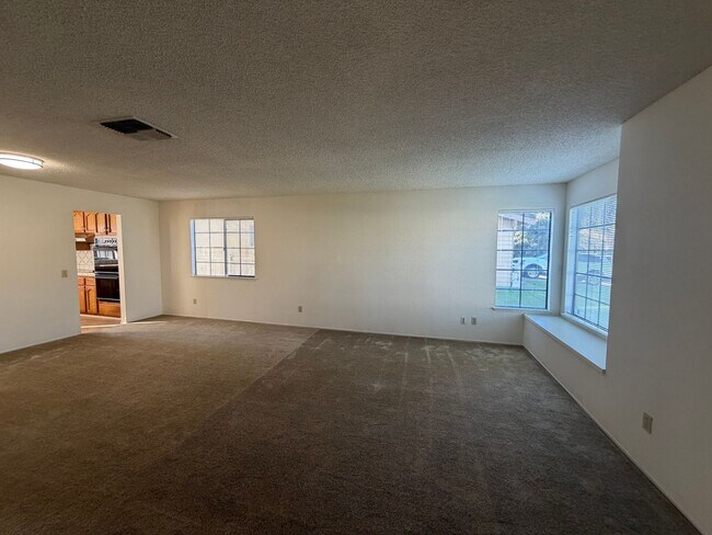 Foto del edificio - 3 Bed | 2.5 Bath | 2150SF | 2 Car Garage | Two Story | Tenant pays $190 for WS&G