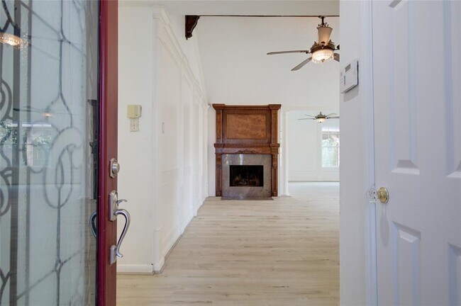 Foto del edificio - 15803 Pryor Dr