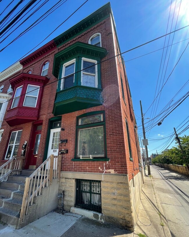 Building Photo - 924 W Turner Street