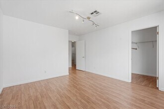 Building Photo - 556 Yacht Harbor Dr