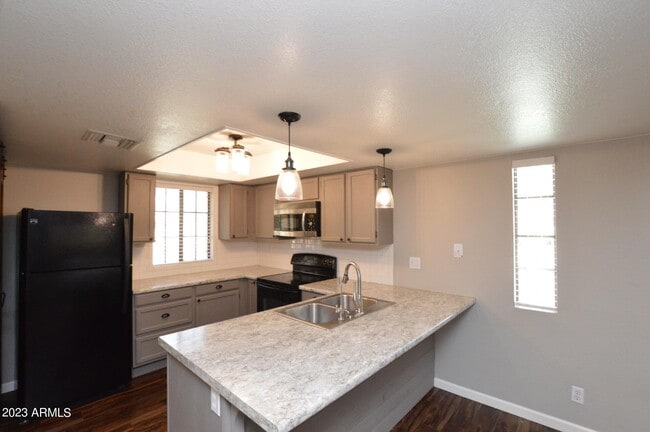 Building Photo - 2020 W Union Hills Dr