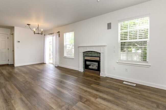 Building Photo - Two Bedroom DuPont Home with AC