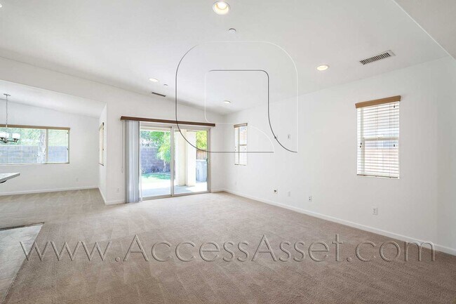 Building Photo - Stunning Single-Story 4 bed/2 Bath Home Lo...