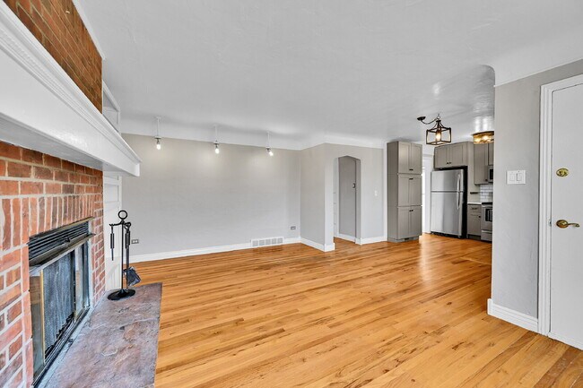 Foto del edificio - $2,540.95, 3 bed, 1 bath located in Denver with a newly renovated kitchen and In Unit Laundry!