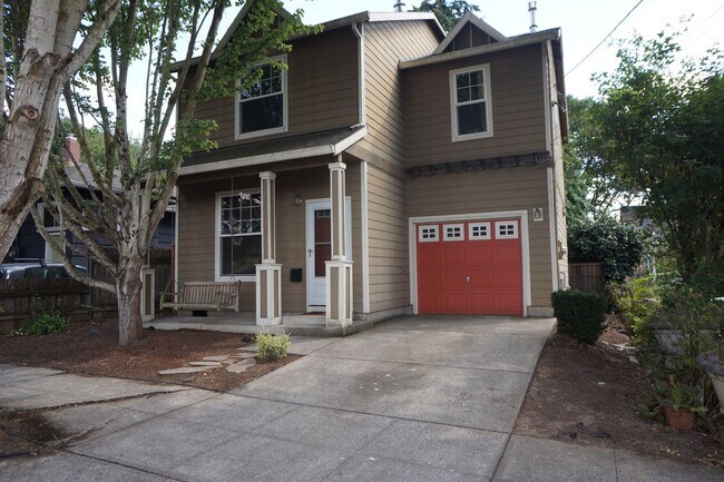 Building Photo - 3822 SE Schiller St
