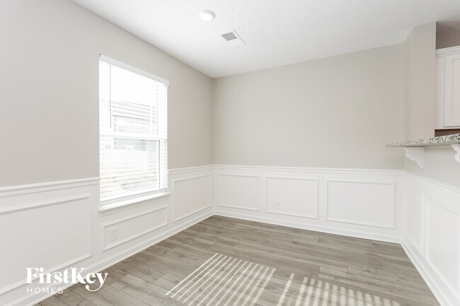 Building Photo - 2230 Oak Dr