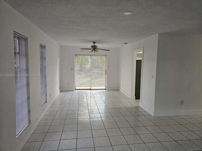 Foto del edificio - 400-402 NE 142nd St
