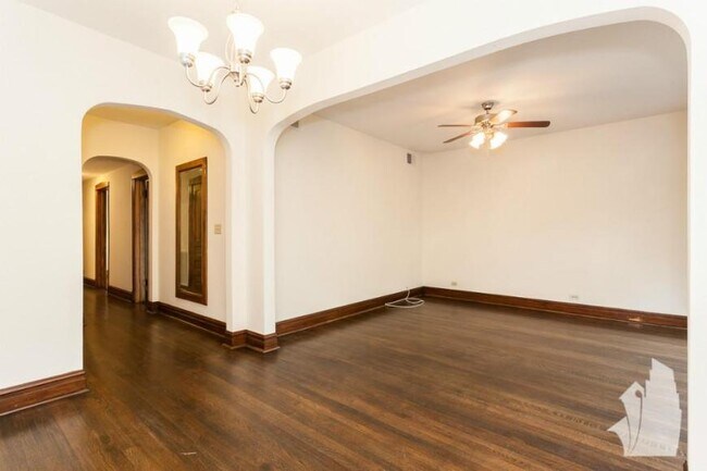 Foto del edificio - 3 bedroom in Chicago IL 60647