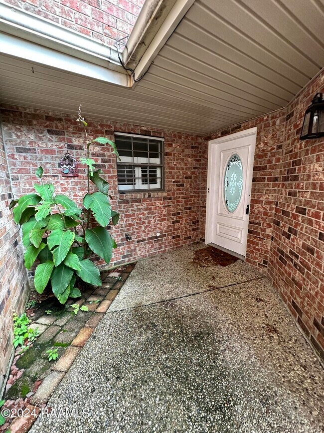 Building Photo - 104 Ambiance Cir