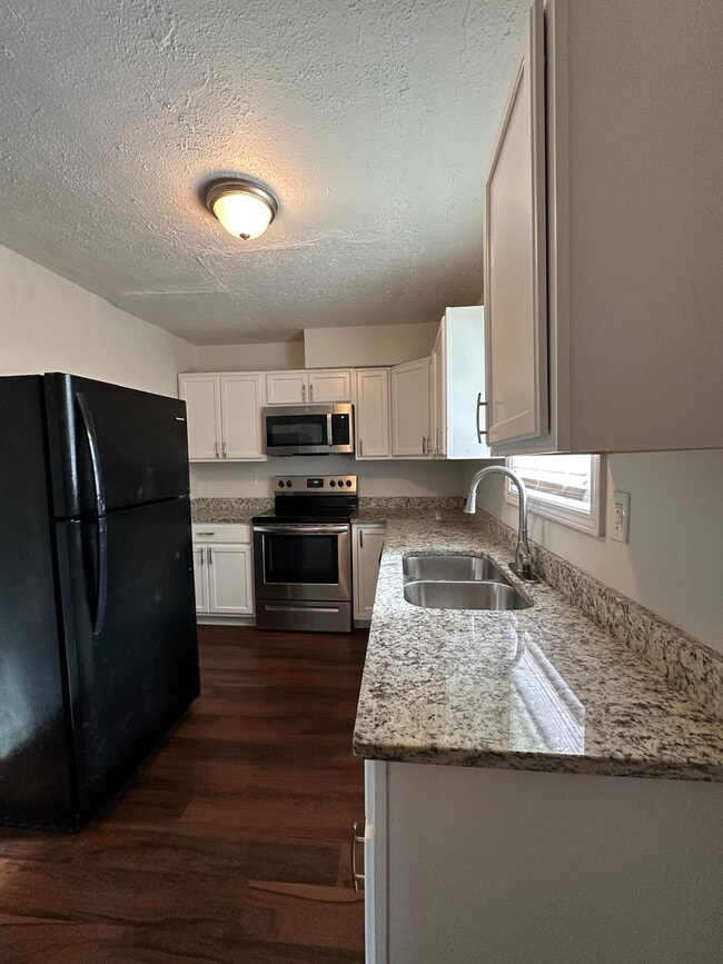 Building Photo - 1165 Lakeshore Dr