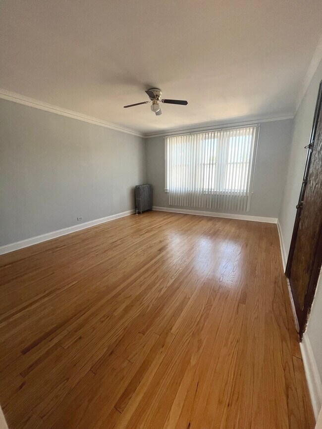 Foto del edificio - 5852 W Higgins Ave