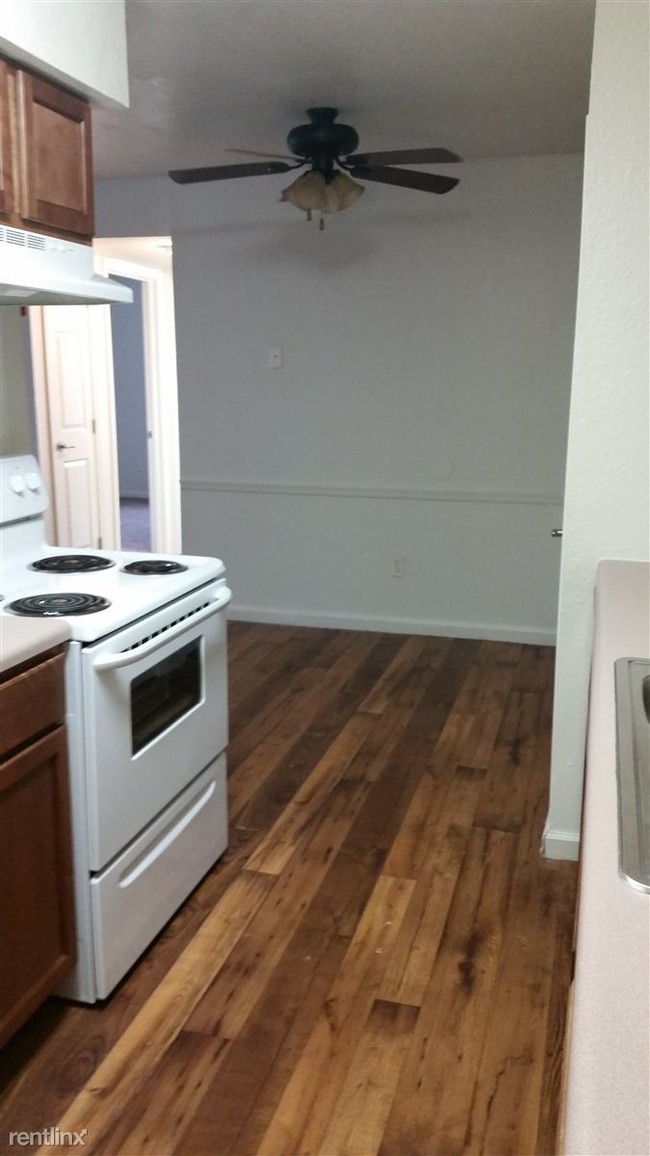 Building Photo - 802 Skywood Dr