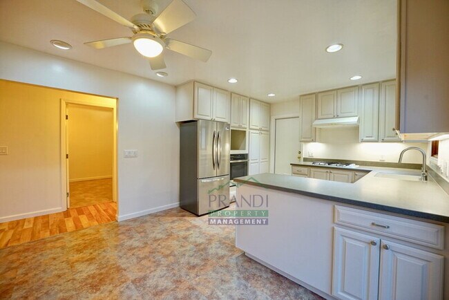 Foto del edificio - 75 Stasia Dr