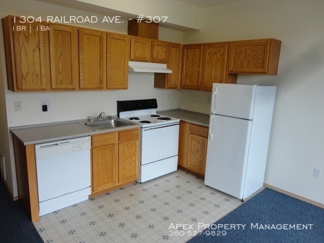 Building Photo - DOWNTOWN- City Station - AVAILABLE NOW!