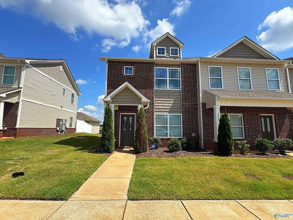 Foto principal - 346 Falling Water Ln SW