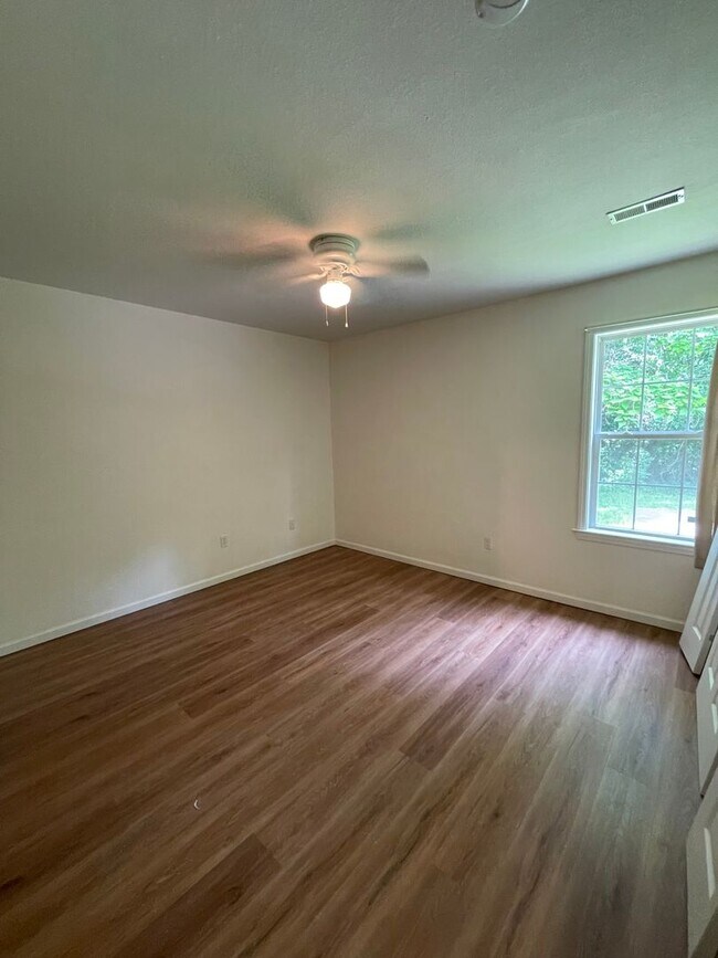 Building Photo - Cute 3 bed 2 bath House