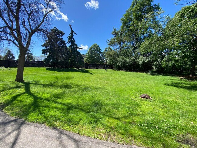 Foto del edificio - Updated 2br/1ba Townhome in Brooklyn Park