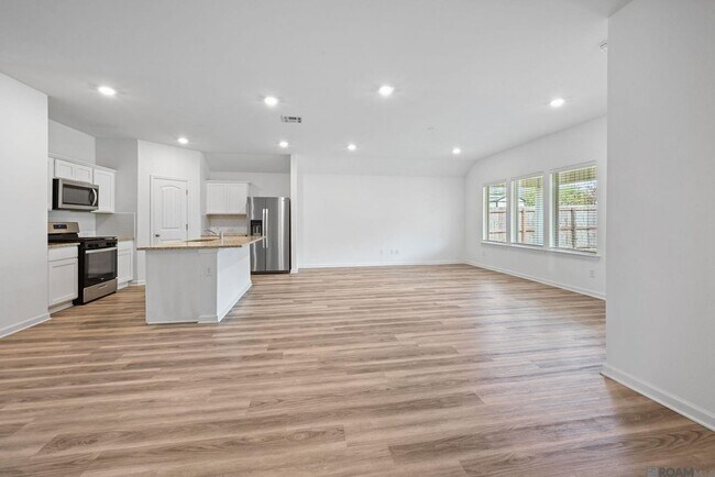 Building Photo - 15820 Loussier Dr