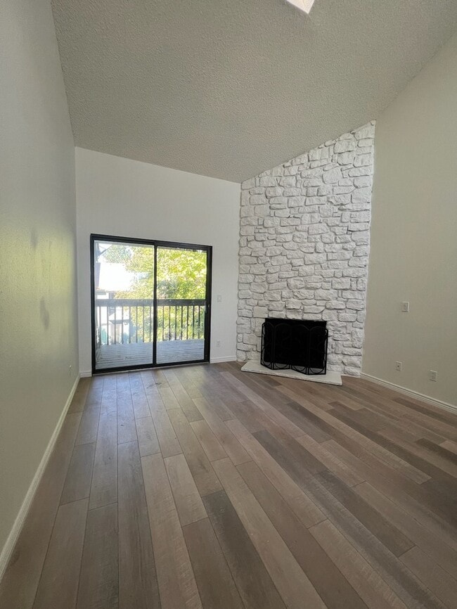 Building Photo - Newly renovated, vaulted ceilings, bright ...