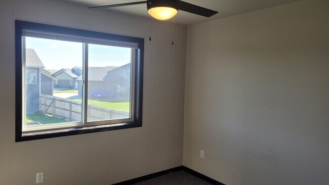 Building Photo - 541 Mace Dr