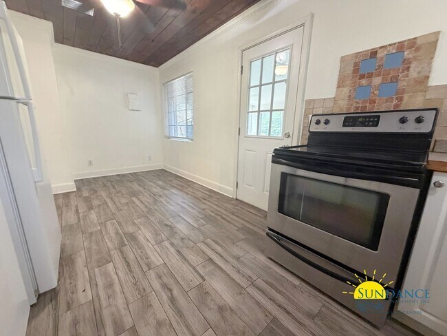 Foto del edificio - Great 4 Bedroom Home with Water View in Downtown Fort Walton Beach!
